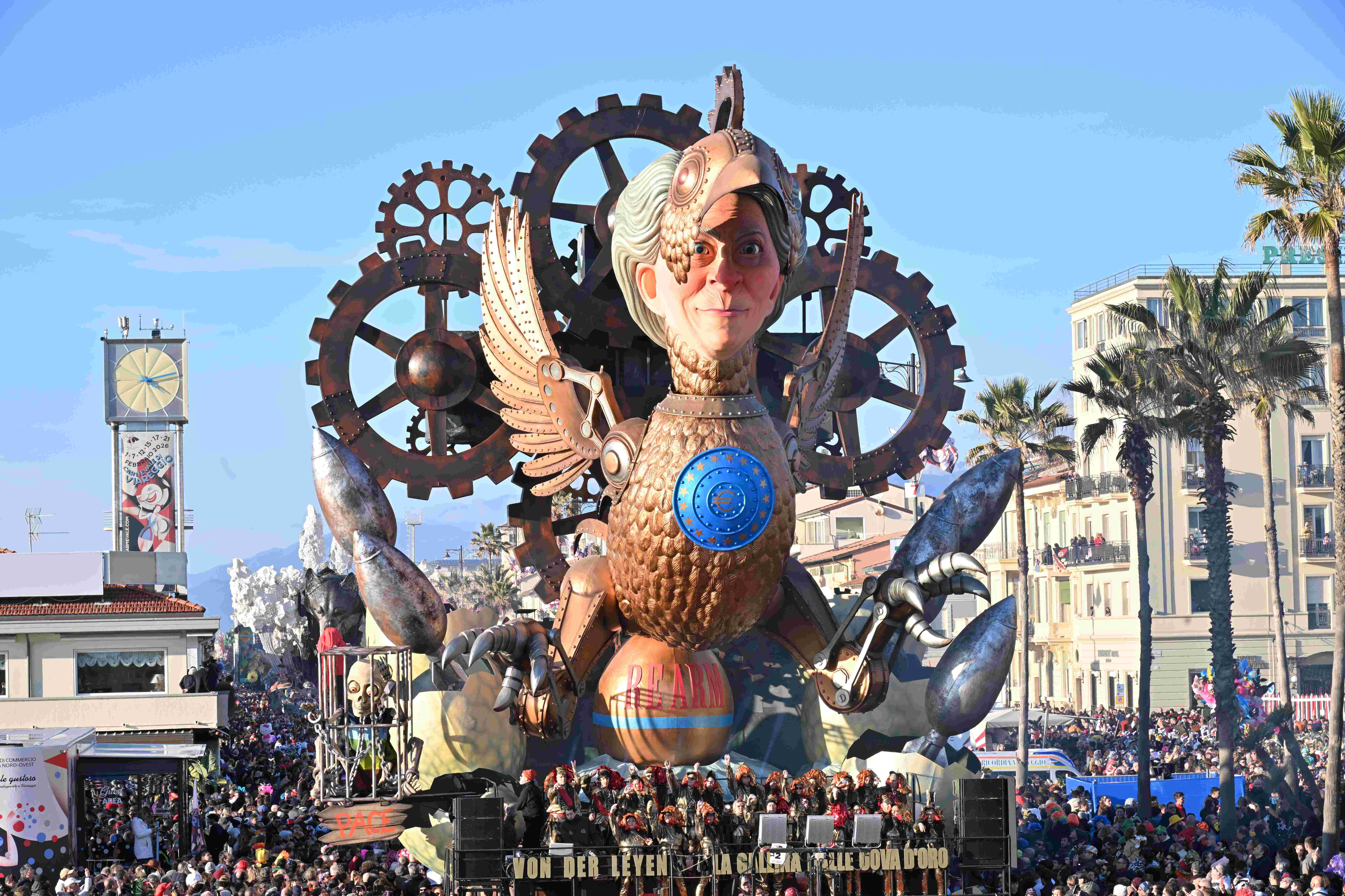 viareggio-carnival-float-la-gallina-dalle-uova-doro